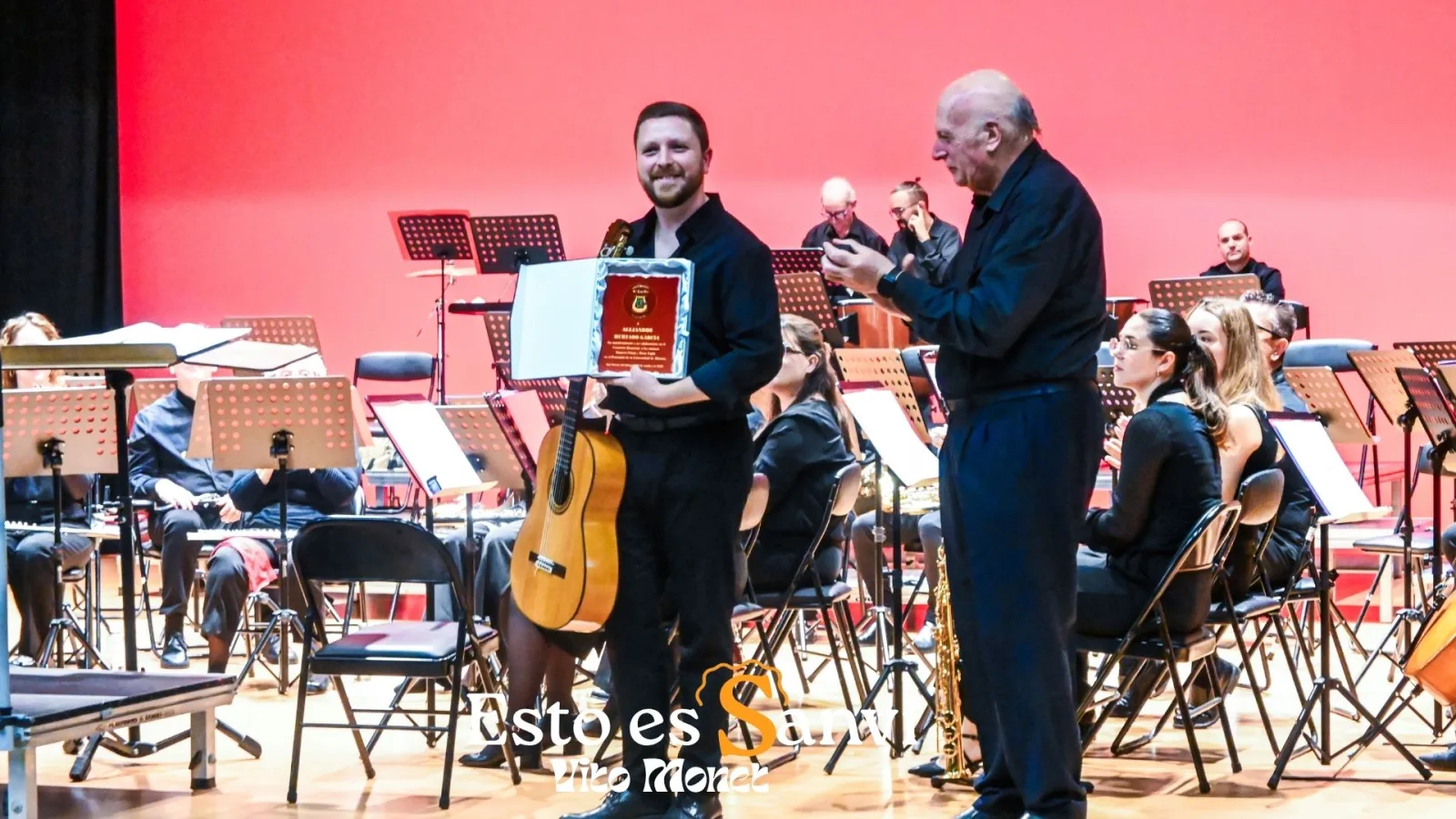 Alejandro Hurtado García recibiendo un obsequio de la Unión Filarmónica Santa Cecilia.