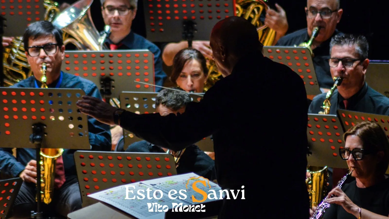 Francisco Amat García dirige a la Unión Filarmónica Santa Cecilia durante el homenaje musical a Chapí y Esplá.